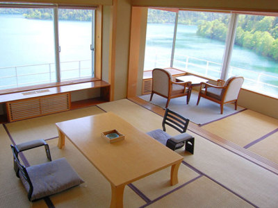 特別室（客室一例）絶景のレイクビュー。まるで湖に浮かぶような景色が堪能できます