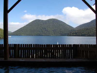 【湖に手が届きそうな露天風呂】源泉100％の露天風呂から、静かな湖畔とぽってりした「くちびる山」を一望　