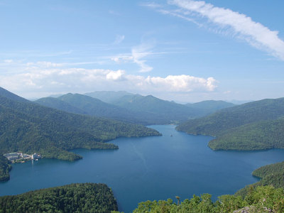 然別湖は標高810ｍ、北海道で最も高い標高に位置する自然湖。「天空の湖」とも呼ばれその透明度も国内有数　