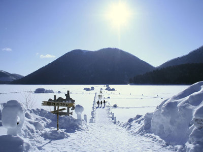 【しかりべつ湖コタン】真冬のわずか60日だけ湖上に現れる幻の村
