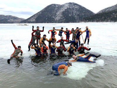 【融氷ウォーク】氷水でも冷たくないドライスーツを着て湖散策へ。融氷期ならではの体験を楽しもう！