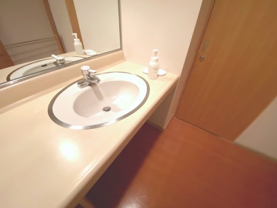 特別室／洗面所には大きな鏡もございます。