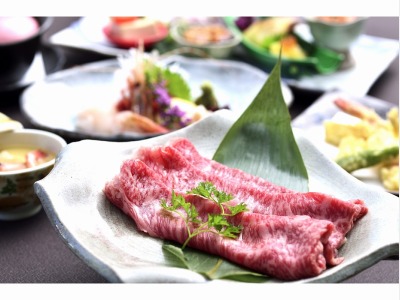 宿自慢の手作り料理とＡ５ランクの富良野産牛肉を使った会食膳。料理には大雪山を水源とする名水を使用。