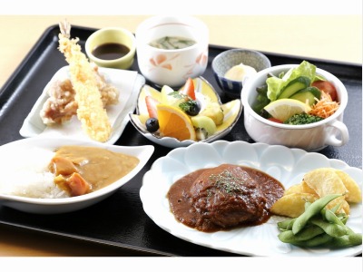 手作りハンバーグやカレーが人気の子どもランチ。アレルギー対応可。