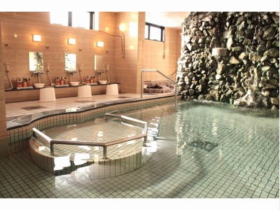 女性大浴場には小さな子どもと入れる浅い浴槽を備える。温泉デビューに。