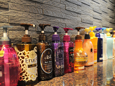 【シャンプーバー】今話題のノンシリコンやオイルなど幅広くご用意。フロントでお選びいただけます