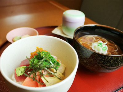 【レストランメニューの一例】生ちらしとおそば