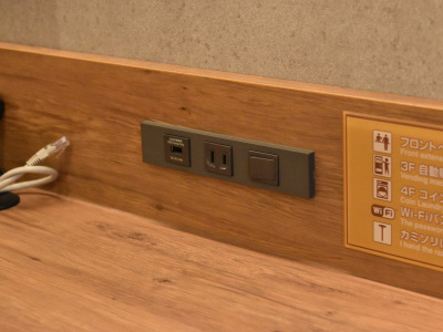 【デスク回り】パソコンでの作業や携帯充電に便利なコンセント・USB