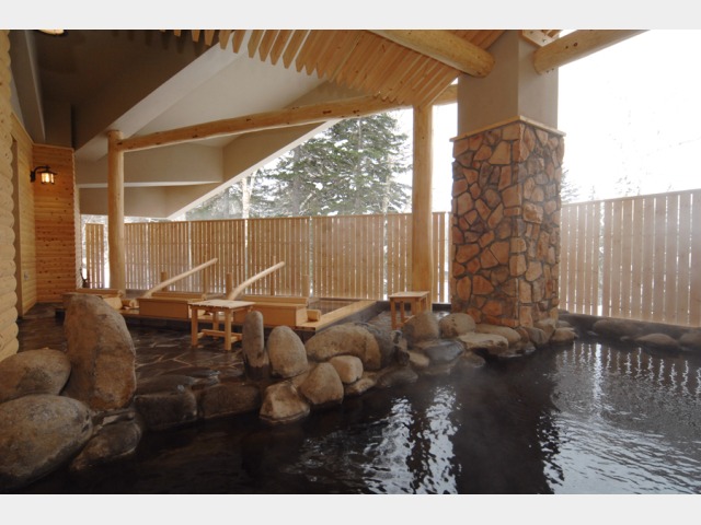 大浴場内には野趣あふれる岩風呂とヒバの寝湯、２種類の露天風呂