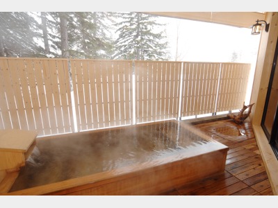 檜の露天風呂もある貸切風呂