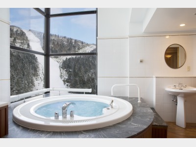 リゾナーレトマム　客室内展望ジェットバスイメージ（冬）