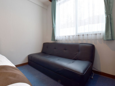 【ツイン】お部屋にはくつろぎのソファーがあります