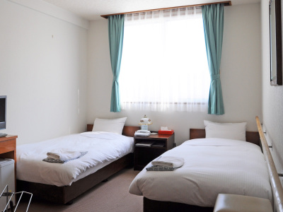 【バリアフリールーム】車椅子に対応した手すり付のお部屋です