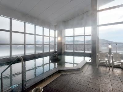 【大浴場】明るい色調の洋風浴室とモノトーン調の和風浴室が男女日替わりで楽しめます。