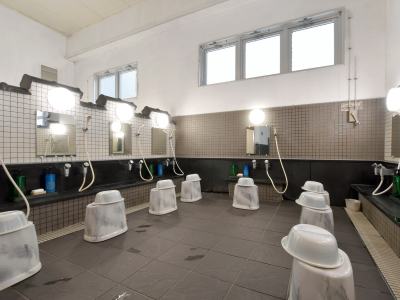 【大浴場】洗い場　広々とお使いいただけます