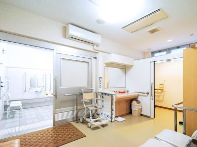 【高齢者、障害者用リハビリ浴室】快適にご入浴いただける設備が整っています