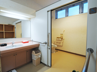 【高齢者、障害者用リハビリ浴室】お手洗いまで段差無くつながっています