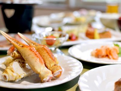 【夕食バイキング（夏季限定）】富良野の旬の味覚をお楽しみください。