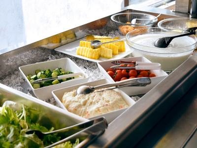 【朝食バイキング】バイキングの定番、野菜サラダ・フルーツの用意もございます。