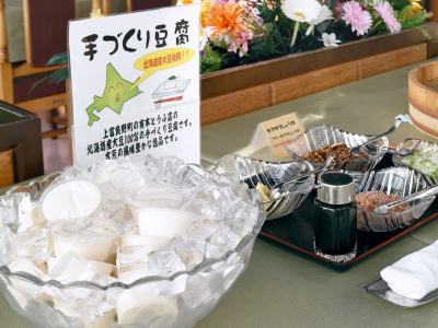 【朝食バイキング】北海道大豆100％の手づくり豆腐を冷奴でどうぞ。