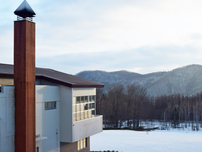 【外観】十勝連峰に臨む立地