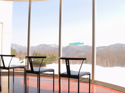 【ロビー】冬は雪景色を眺めながらお待ちいただけます