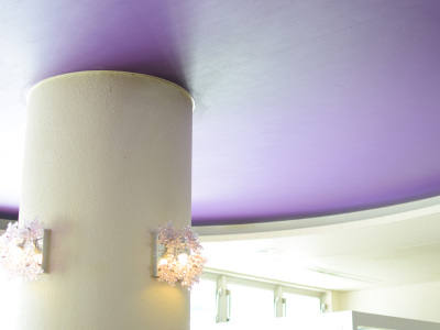 【ロビー】天井は柔らかなラベンダー色