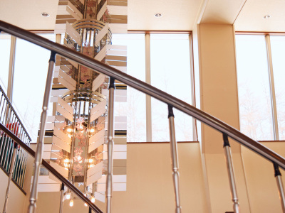 【ロビー】天井高く開放的な空間でお出迎えいたします