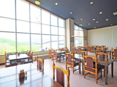 【レストラン】大きな窓から四季折々の景色が楽しめます。