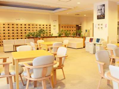 【休憩所】お風呂前の広々スペース