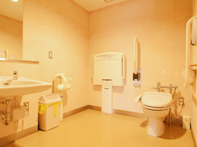 【お手洗い】バリアフリー対応、おむつ交換台もあります