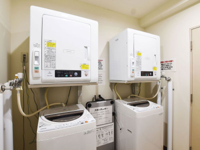【ランドリー】2台の洗濯機と乾燥機を設置しています。