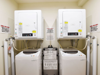 【ランドリー】ズボンプレッサーもございます。