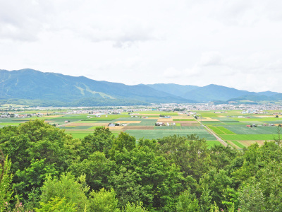 【ハートヒルパーク展望台】広大な富良野市街を一望できる展望台。