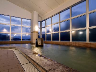 【大浴場】明るく開放的な大浴場です