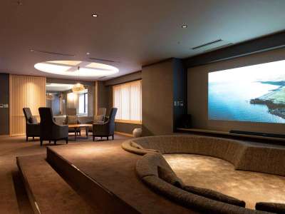 【山側の温泉＆寝湯付客室「連珠」(160平米)】広々としたリビングスペース。