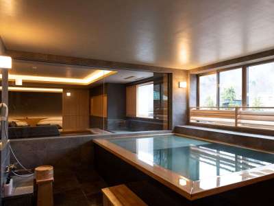 【街側の温泉＆寝湯付客室「松風」(120平米）】大きな客室風呂