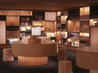 【2F風呂屋書店】130平米の空間に2500冊の本が並びます。ご宿泊者様は利用無料／13時～23時、翌7時～11時