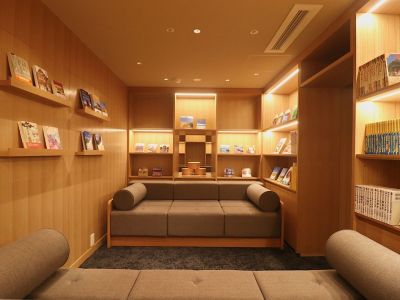 【2F風呂屋書店】旅先で思いがけない一冊に出会う。そんな体験が待っているかもしれません。