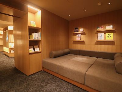 【2F風呂屋書店】足を伸ばしてゆっくりと読書ができる３つの個室もご用意しています。