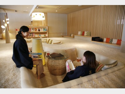 ふわふわの絨毯が心地良いごろごろスペースで読書やおしゃべり♪