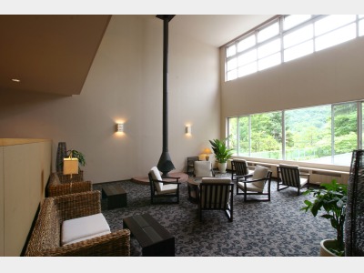 ゆったりとしたラウンジでおくつろぎくださいませ。