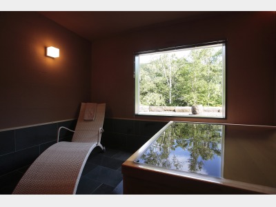 定山渓の森の緑を望む貸切風呂。