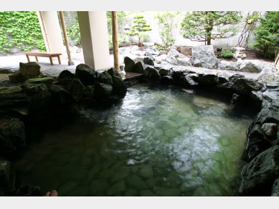 四季折々の景観を眺む露天風呂。