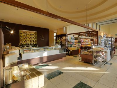 売店「森マーケット」／スイーツショップ「パティシエ・ラボ」