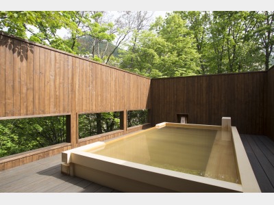 川のせせらぎが心地よい露天風呂。夏は眩しい深緑など、四季折々の景観に癒されます。