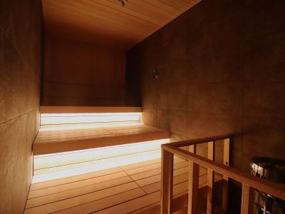 【檜内風呂＆サウナ付特別客室（122平米）】サウナ室にHARVIA製CILINDROを導入。セルフロウリュ可能です。