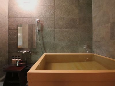 【檜内風呂＆サウナ付特別客室（122平米）】サウナ室の目の前に水風呂があります。