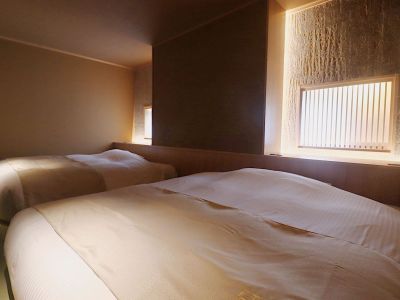 【檜内風呂＆サウナ付特別客室（122平米）】ツインベッドはご宿泊人数によって3台にセパレート可能です。