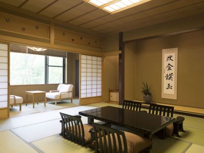 【檜内風呂＆サウナ付特別客室（122平米）】記念日などの特別な日にもぜひご利用くださいませ。